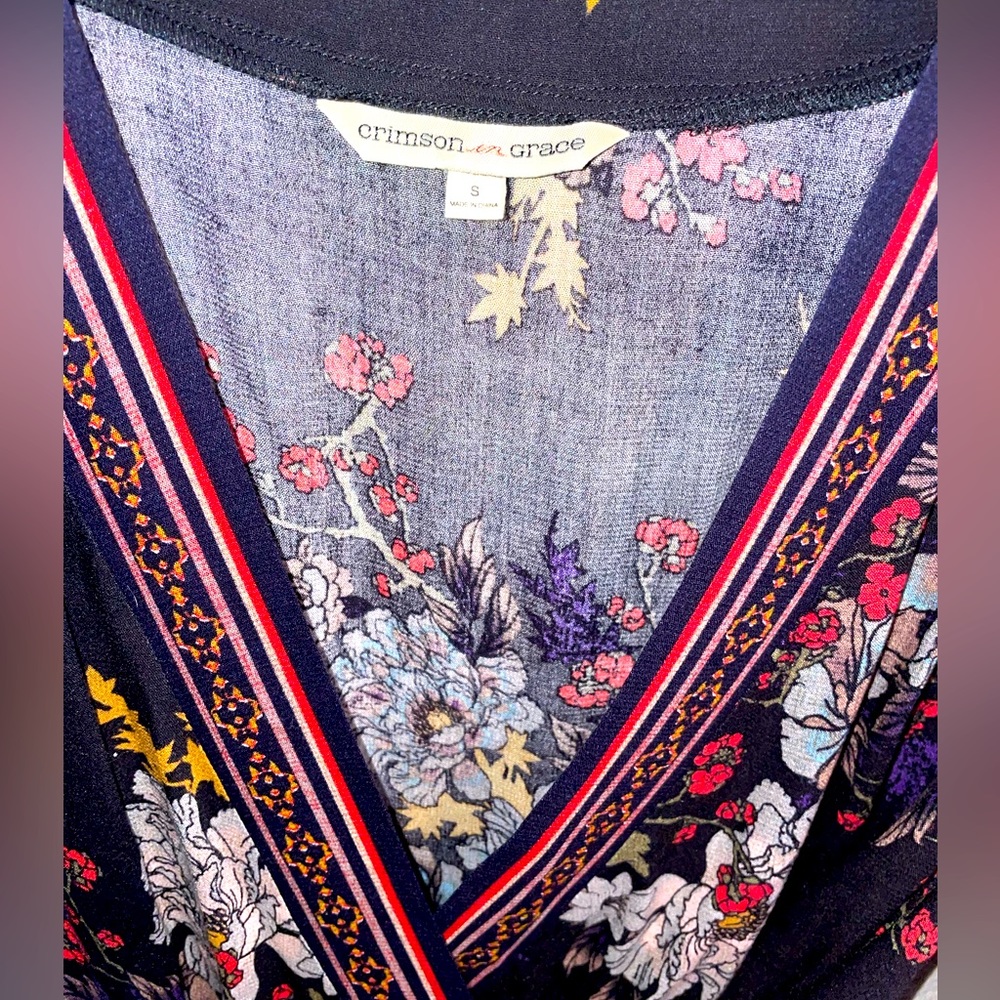 Black & Red Floral “Kimono style” wrap-around fabric tie sash blouse. - Picture 4 of 11